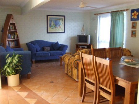 Ocean Court Apartments - Coogee Beach Accommodation 3