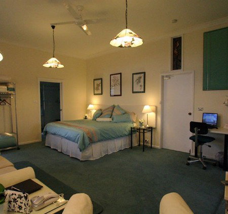 Pratically Lakeside B & B - Coogee Beach Accommodation 1