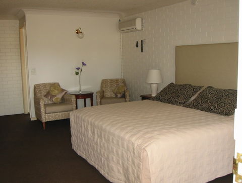 Country Comfort Tumut Valley Motel - Coogee Beach Accommodation 1