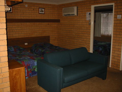 Country Comfort Tumut Valley Motel - Coogee Beach Accommodation 2