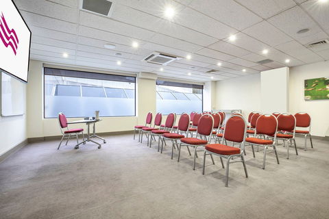 Crowne Plaza Canberra - Coogee Beach Accommodation 9