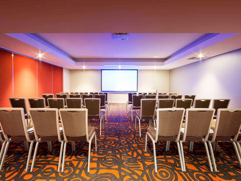 Novotel Canberra - Coogee Beach Accommodation 7