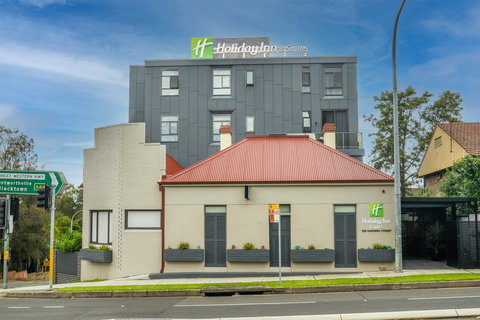 Holiday Inn Stes Parramatta Mar - Coogee Beach Accommodation 1