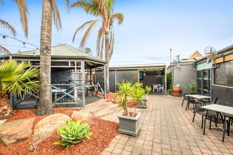 Nightcap at Exeter Hotel - Coogee Beach Accommodation 9