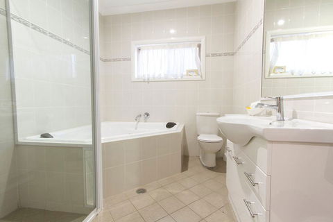 Harvest Lodge Motel - Coogee Beach Accommodation 1