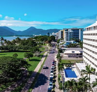 Holiday Inn Cairns Harbourside - Coogee Beach Accommodation