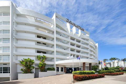 DoubleTree by Hilton Cairns - Coogee Beach Accommodation 0