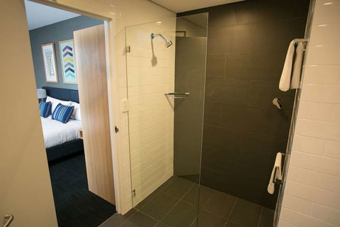 Alpha Hotel Eastern Creek - Coogee Beach Accommodation 1
