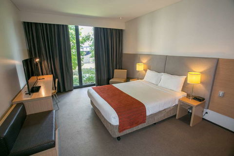 Alpha Hotel Eastern Creek - Coogee Beach Accommodation 2