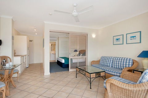 Macrossan House Boutique Holidays Apts - Coogee Beach Accommodation 2