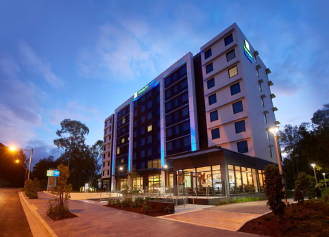 Holiday Inn Express Sydney Macquarie Pk - Coogee Beach Accommodation 1