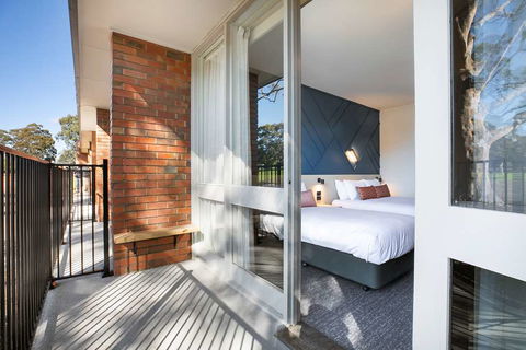 Nightcap At Sandown Park Hotel - Coogee Beach Accommodation 3