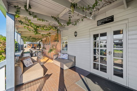 Ambassador On Ruthven Motel - Coogee Beach Accommodation 1