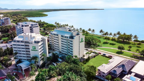 Holiday Inn Cairns Harbourside - Coogee Beach Accommodation 2