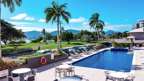 Holiday Inn Cairns Harbourside - Coogee Beach Accommodation 7
