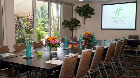 Holiday Inn Cairns Harbourside - Coogee Beach Accommodation 8