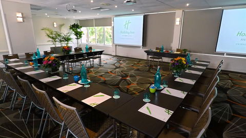 Holiday Inn Cairns Harbourside - Coogee Beach Accommodation 9