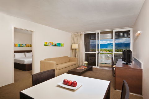 Holiday Inn Cairns Harbourside - Coogee Beach Accommodation 14