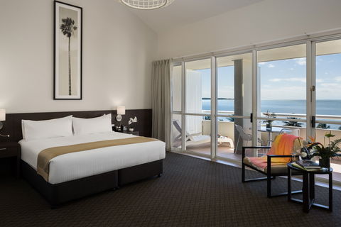 Holiday Inn Cairns Harbourside - Coogee Beach Accommodation 15