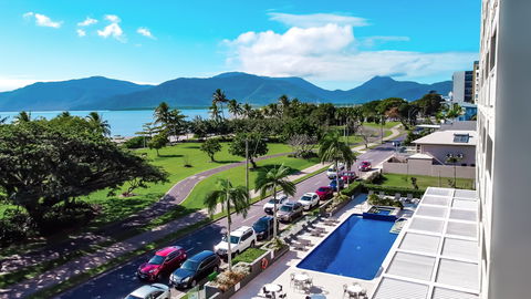 Holiday Inn Cairns Harbourside - Coogee Beach Accommodation 1