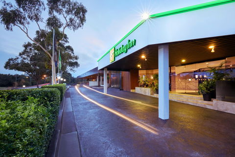 Holiday Inn Warwick Farm - Coogee Beach Accommodation 0