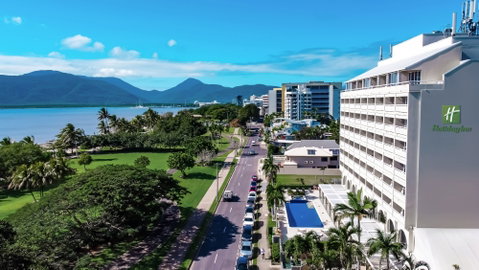 Holiday Inn Cairns Harbourside - Coogee Beach Accommodation 0