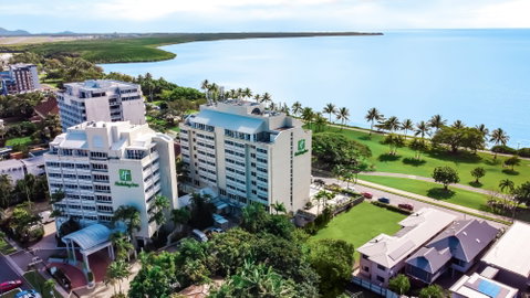 Holiday Inn Cairns Harbourside - Coogee Beach Accommodation 2