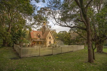 Gardeners Cottage with Coogee Beach Accommodation