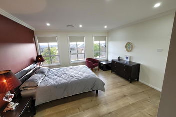 Luxury 5 Bedrooms Schofields Home + Back Yard with Coogee Beach Accommodation