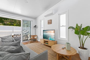 Relaxing 2-Bed Home Close To Beaches And Parks with Coogee Beach Accommodation