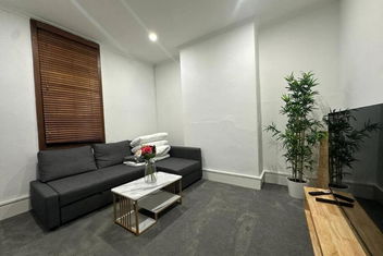 Remarkable 2 Bedroom House At The Centre Of Darlinghurst with Coogee Beach Accommodation