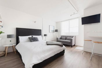 Sam\'s Bondi Top Floor Studio - Lift, View, Pool, Secure with Coogee Beach Accommodation