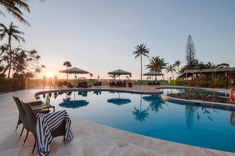 Tangalooma Island Resort Whale Watching Day Cruise With Dolphin Feeding - Coogee Beach Accommodation 4